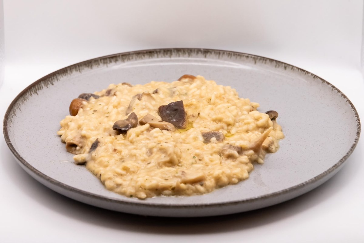 Piatto di risotto cremoso con funghi servito al Bistrot Vivè